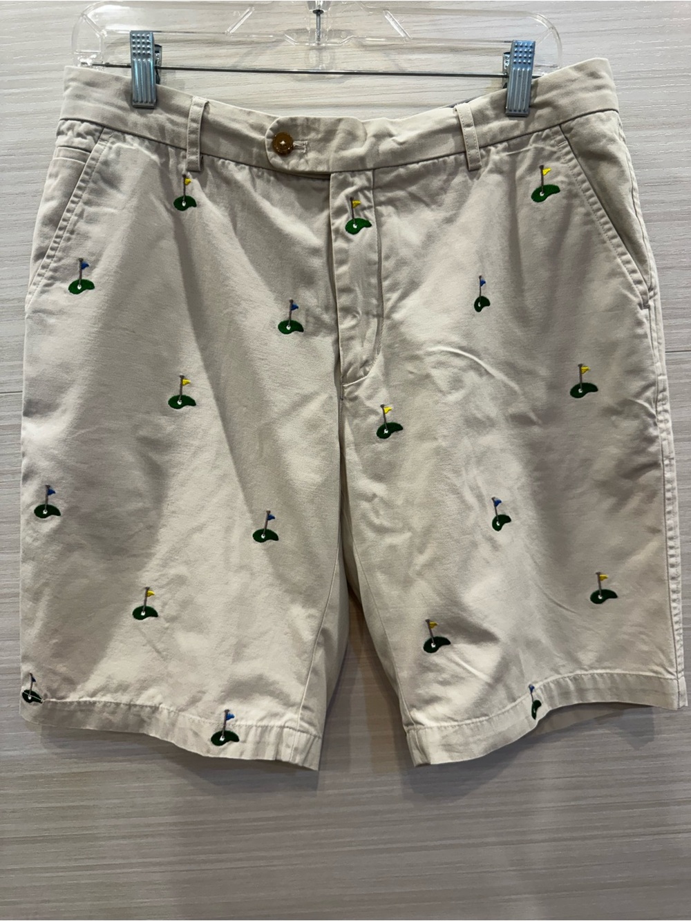 J. McLaughlin Khaki Cotton Shorts with Embroidered Golf Course Motif size 33